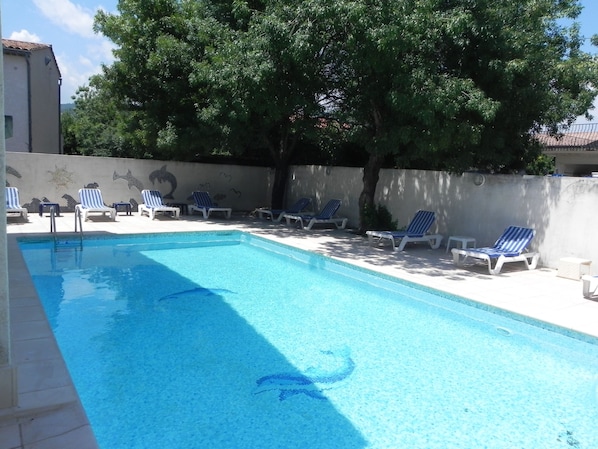 Piscina externa sazonal, funciona das 9h30 às 19h, espreguiçadeiras
