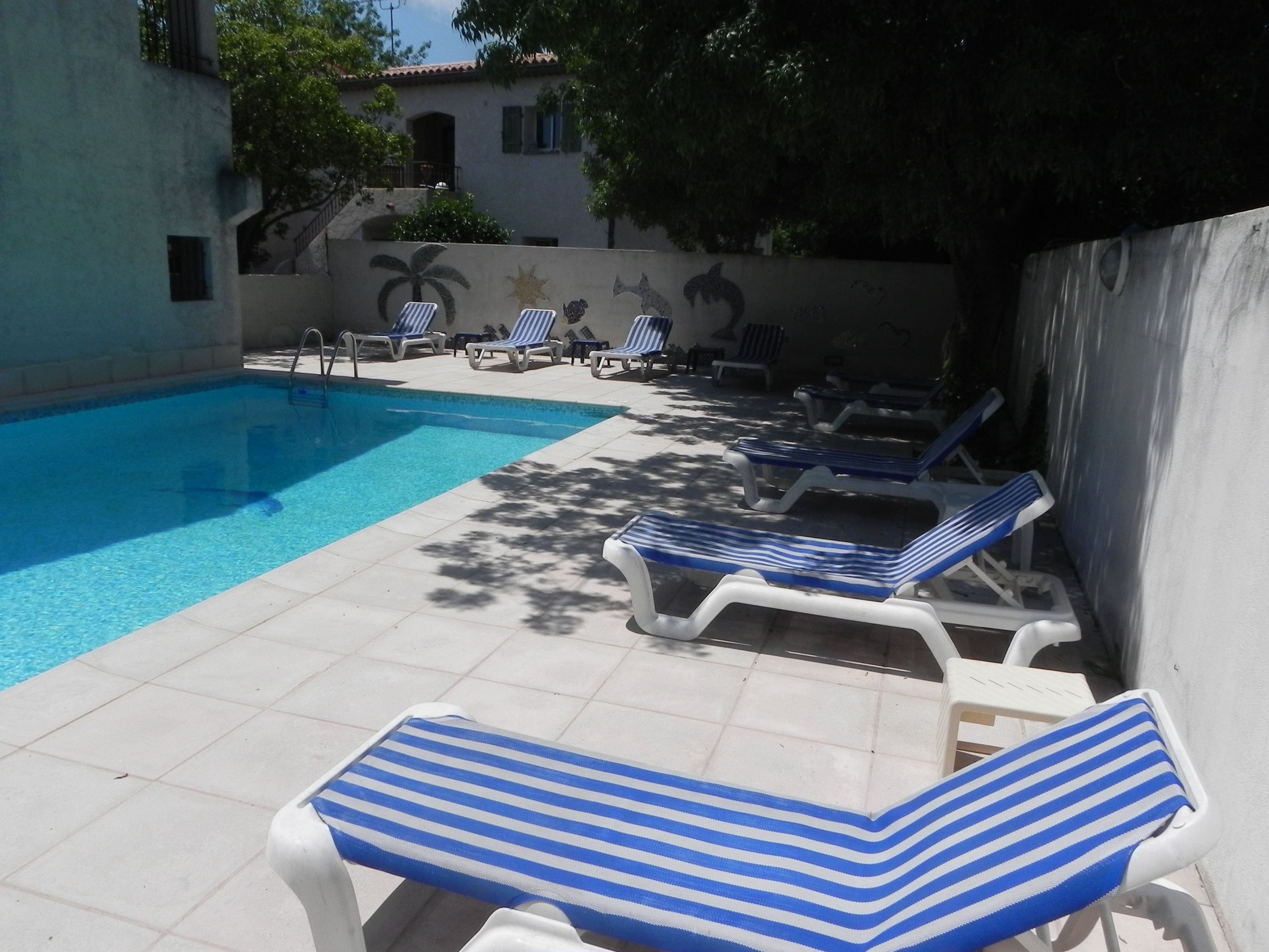 seasonal outdoor pool, open 9:30 am to 7:00 pm, pool loungers