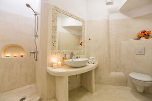 Studio, Sea View | Bathroom | Hair dryer, bathrobes, slippers, towels - Yades Suites Apartments Spa (Paros)