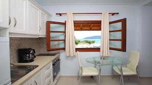 Leilighet – deluxe, 1 soverom, terrasse (Panoramic Sea View) | Eget kjøkken | Kaffetrakter/tekoker, kjøleskap, kokeplater og vannkoker