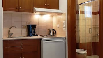 Studio Supérieur, vue mer | Coin cuisine privé | Réfrigérateur, plaque de cuisson, cafetière/bouilloire