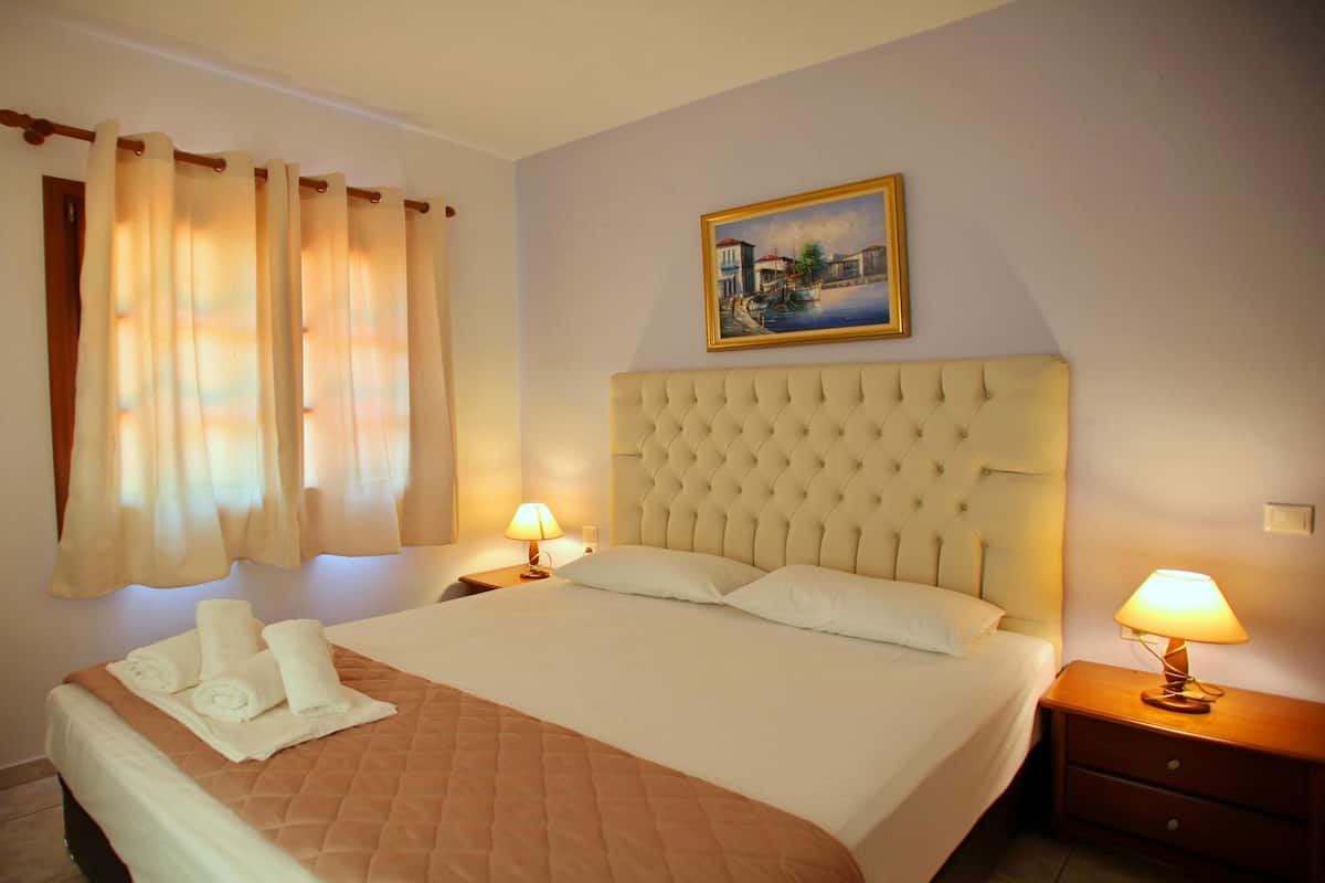 Apartment, 1 Bedroom, Sea View | Biancheria in cotone egiziano, materassi a doppio strato