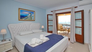 Suite – junior (Panoramic Sea View) | Sengetøy i egyptisk bomull, senger med overmadrass og safe på rommet