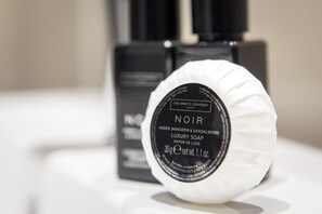 Hierova suihkupää, designer-hygieniatuotteet, hiustenkuivaaja, pyyhkeet