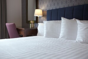 Deluxe King Room | ملاءات من القطن المصري وأغطية فراش متميزة وأسرّة بطبقة علوية مريحة