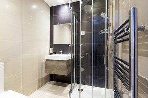 旋水按摩花洒、名牌洗护用品、吹风机、毛巾