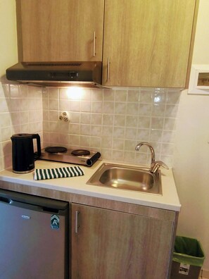 Basic Studio, 3 Twin Beds, Kitchen | Desk, blackout drapes, iron/ironing board, free cribs/infant beds - Mochlos Studios (Sitia)