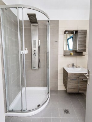 Bruser, brusehoved med hydromassage, hårtørrer, håndklæder