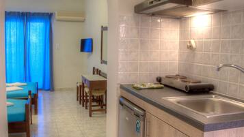 Basic Studio, 3 Twin Beds, Kitchen | Private kitchen | Fridge, microwave