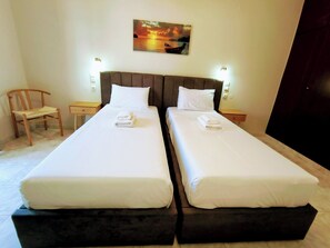 基础双床房, 2 张单人床 | 办公桌、遮光窗帘、熨斗/熨板、免费婴儿床