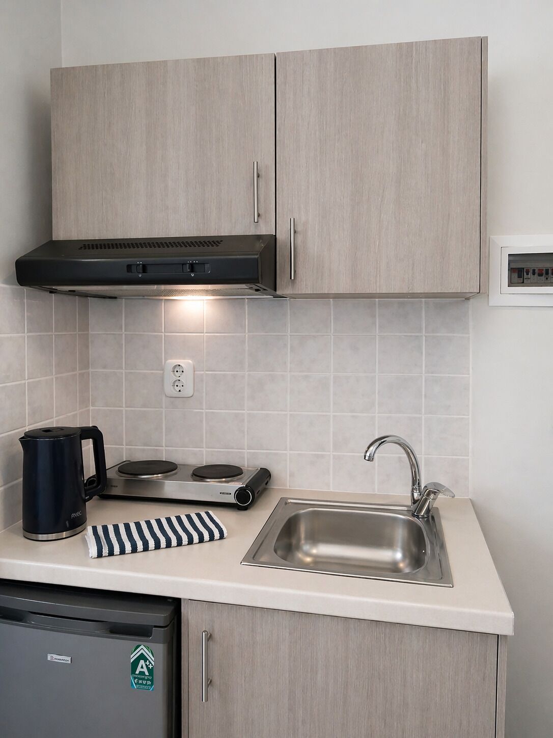 Basic Studio, 3 Single Beds, Kitchen | Desk, blackout curtains, iron/ironing board, free cots/infant beds