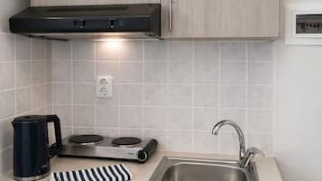 Basic Studio, 3 Single Beds, Kitchen | Desk, blackout curtains, iron/ironing board, free cots/infant beds