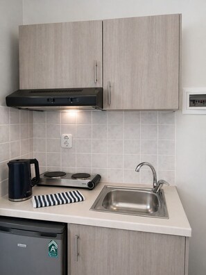 Studio – basic, 3 enkeltsenger, kjøkken | Skrivebord, blendingsgardiner og strykejern/-brett
