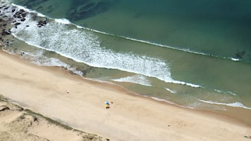 På stranden, solstolar, parasoller och strandhanddukar