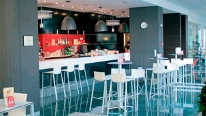 Bar (on property) - Aparthotel Ovida (Oviedo)