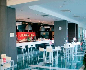 Bar (on property) - Aparthotel Ovida (Oviedo)