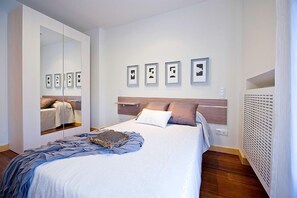 Memory foam beds, minibar, desk, cribs/infant beds - Aparthotel Ovida (Oviedo)