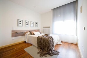 Bedden met traagschuimmatras, een minibar, een bureau, babybedden