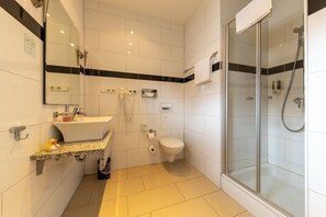 Business Studio Suite, 1 Queen Bed, Kitchen | Bathroom | Shower, hair dryer, towels, soap - Business Pension Gasper (Raunheim)