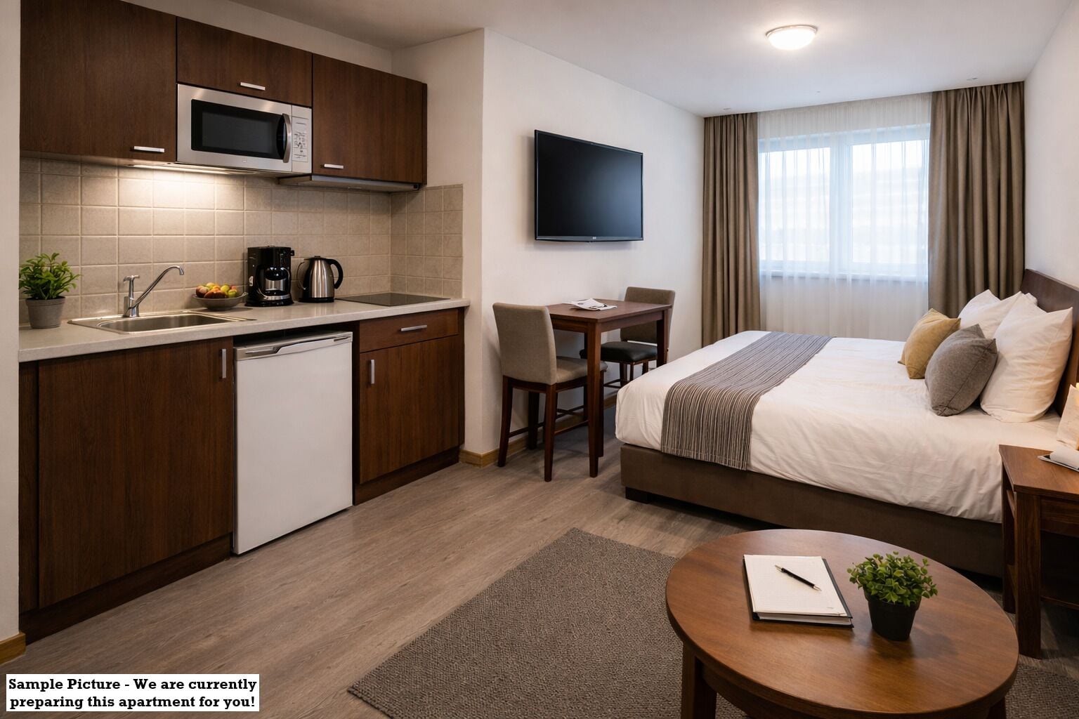 Studiosuite – business, 1 queensize-seng, kjøkken | Skrivebord, skrivebord for bærbar PC, lydisolert og wi-fi (inkludert)