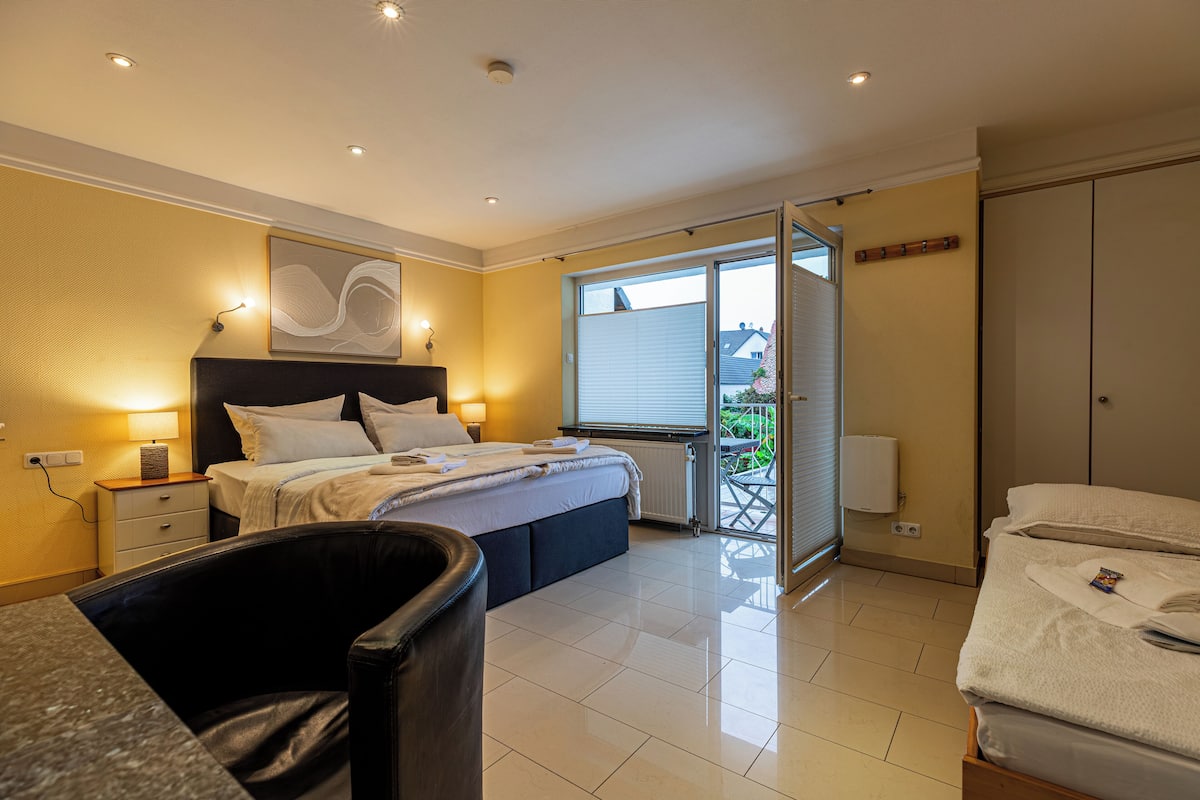 Triple Room | Desk, laptop workspace, soundproofing, free WiFi