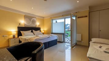 Dreibettzimmer | Schreibtisch, laptopgeeigneter Arbeitsplatz, schallisolierte Zimmer