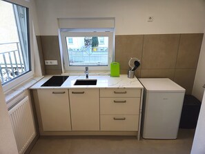 Desk, laptop workspace, soundproofing, free WiFi - Gasper Business & Garden Hotel (Raunheim)
