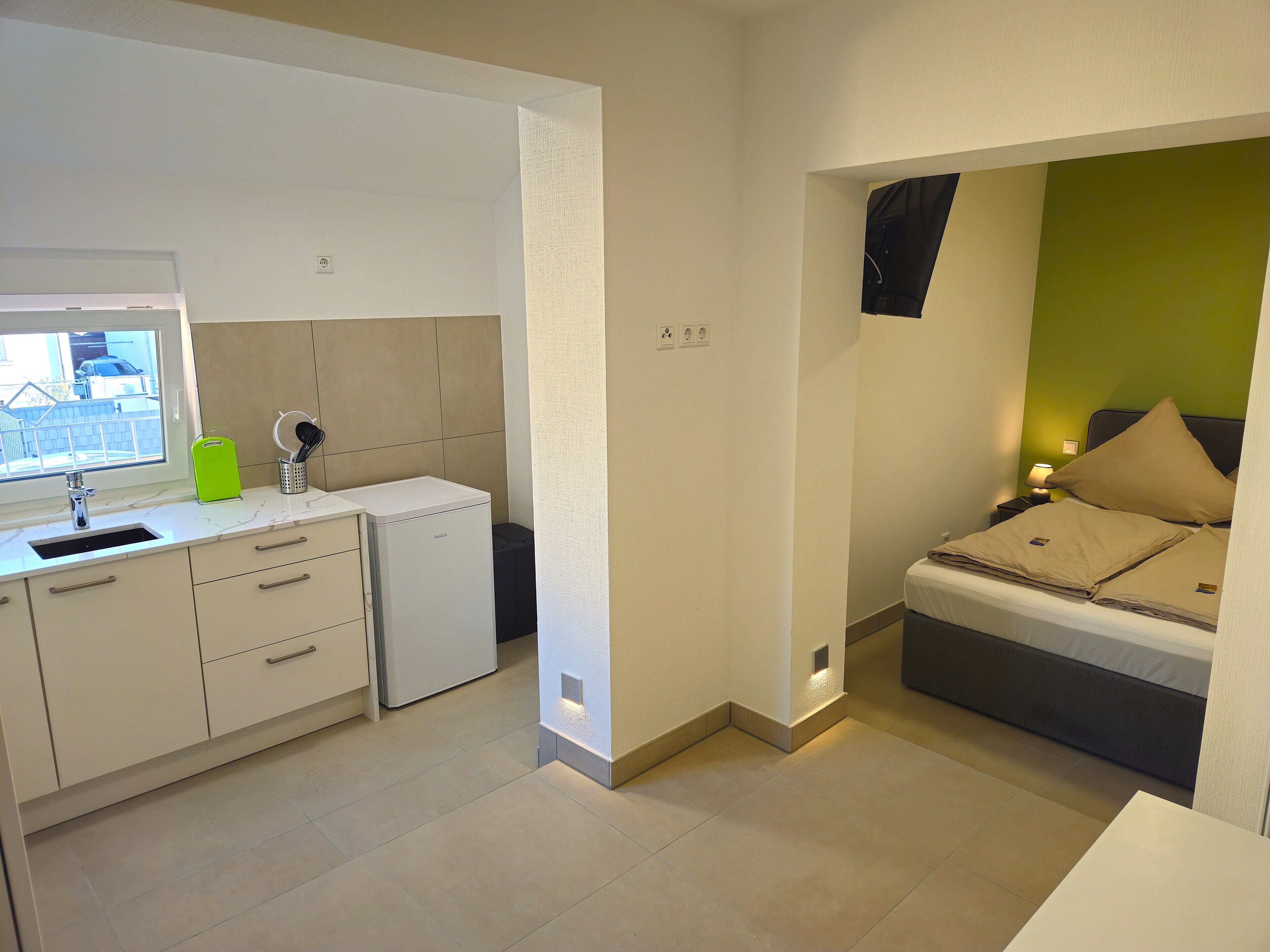 Business Studio, 1 Queen Bed, Kitchen | In-room dining