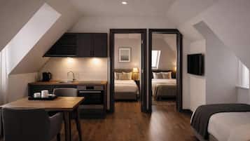 Deluxe-Studiosuite, Mehrere Betten, Küche | Schreibtisch, laptopgeeigneter Arbeitsplatz, schallisolierte Zimmer