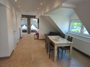Deluxe Studio Suite, Multiple Beds, Kitchen | Desk, laptop workspace, soundproofing, free WiFi