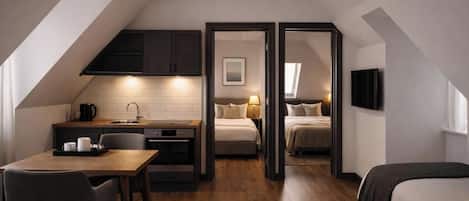 Deluxe Studio Suite, Multiple Beds, Kitchen | Desk, laptop workspace, soundproofing, free WiFi