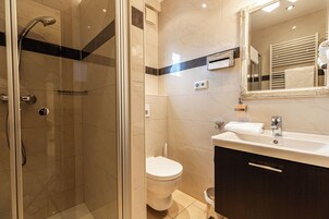 Ducha, secador de pelo, toallas y jabón