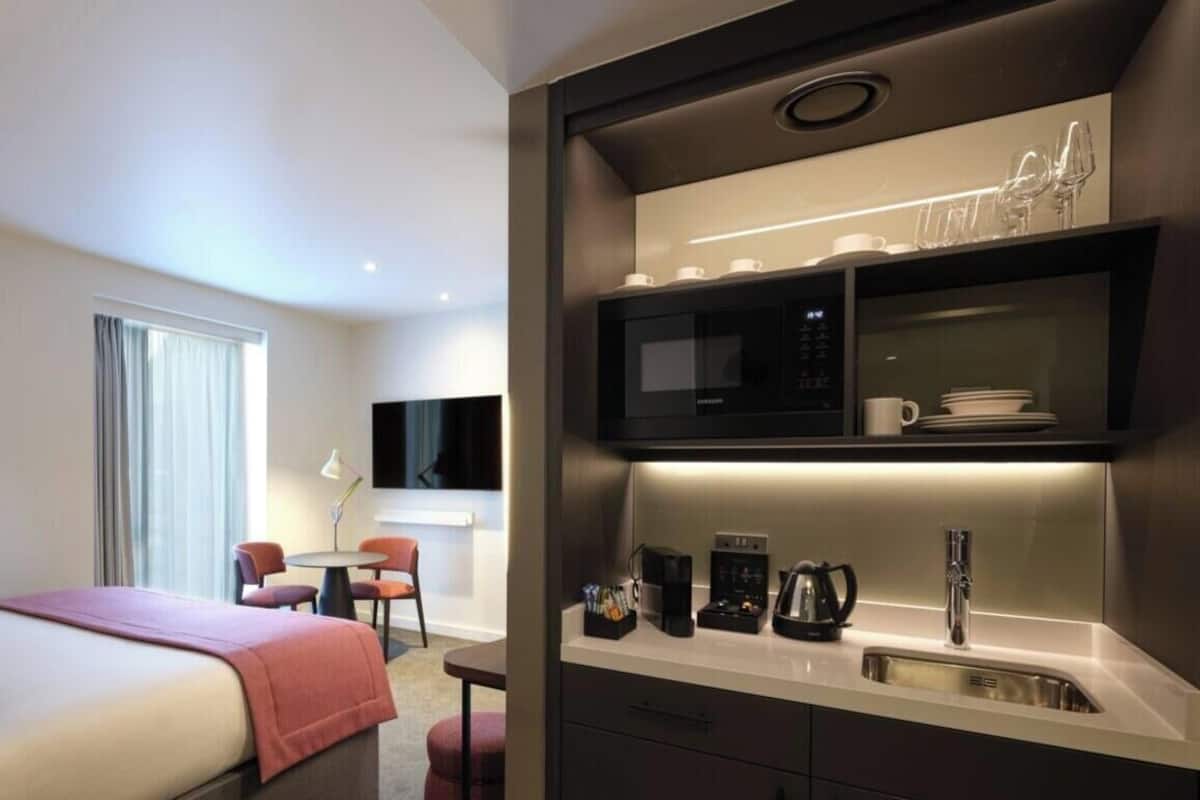 Business Studio Suite, 1 Queen Bed, Kitchen | Desk, laptop workspace, soundproofing, free WiFi