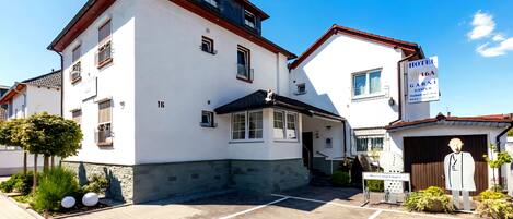 Vista frontal de la propiedad