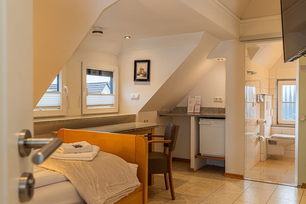 Single Room | Desk, laptop workspace, soundproofing, free WiFi