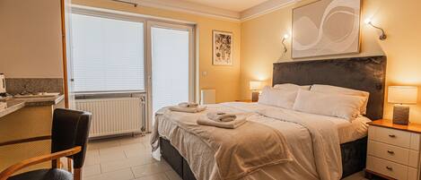 Habitación con 1 cama doble o 2 individuales | Escritorio y espacio para trabajar con un portátil