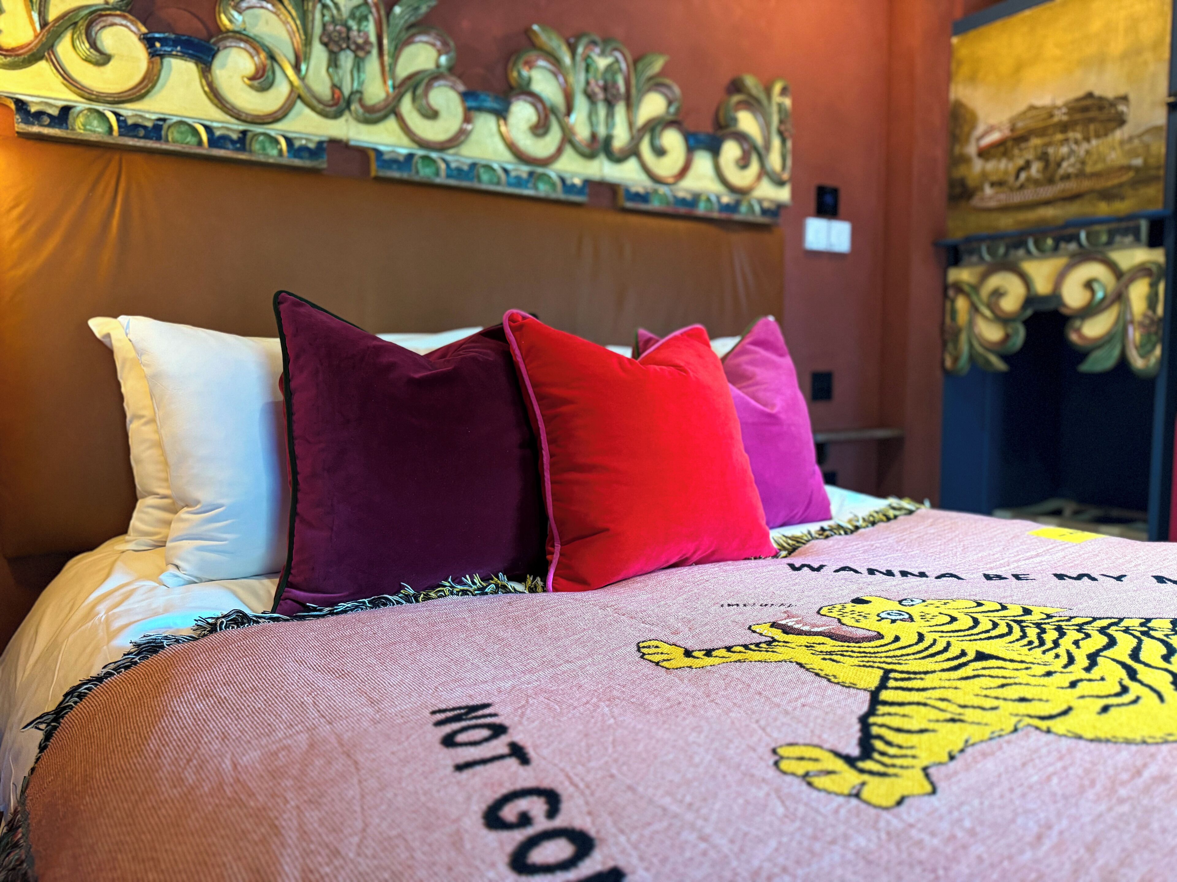 Een bed met een tijgerprint en de tekst 'NOT GOING TO BE MY'.