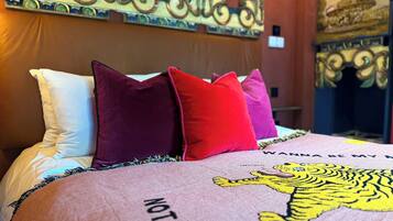 Een bed met een tijgerprint en de tekst 'NOT GOING TO BE MY'.