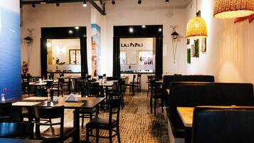 4 restaurantes; se sirve desayuno, almuerzo y cena; cocina argentina