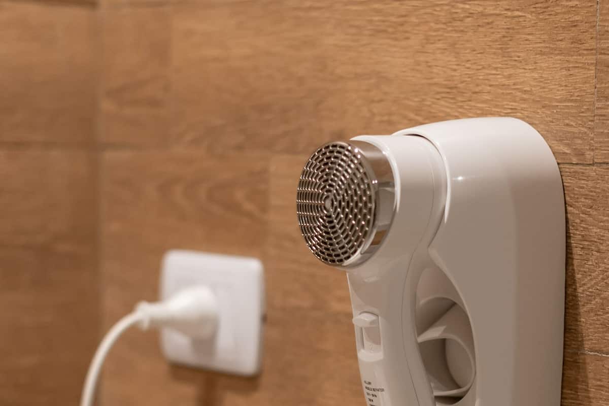 shower, rainfall showerhead, free toiletries, hair dryer