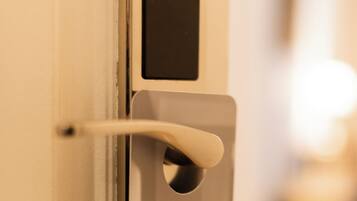 A hotel door with a sign that reads "PLEASE DO NOT DISTURB" and "POR FAVOR NO MOLESTAR".