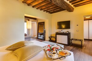Deluxe Double Room (Castello La Leccia) | Minibar, in-room safe, desk, free WiFi - Castello La Leccia (Castellina in Chianti)