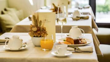 Desayuno de cocina local incluido todos los días