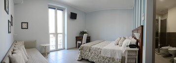 SuiteTripla | Ropa de cama hipoalergénica, caja fuerte, escritorio