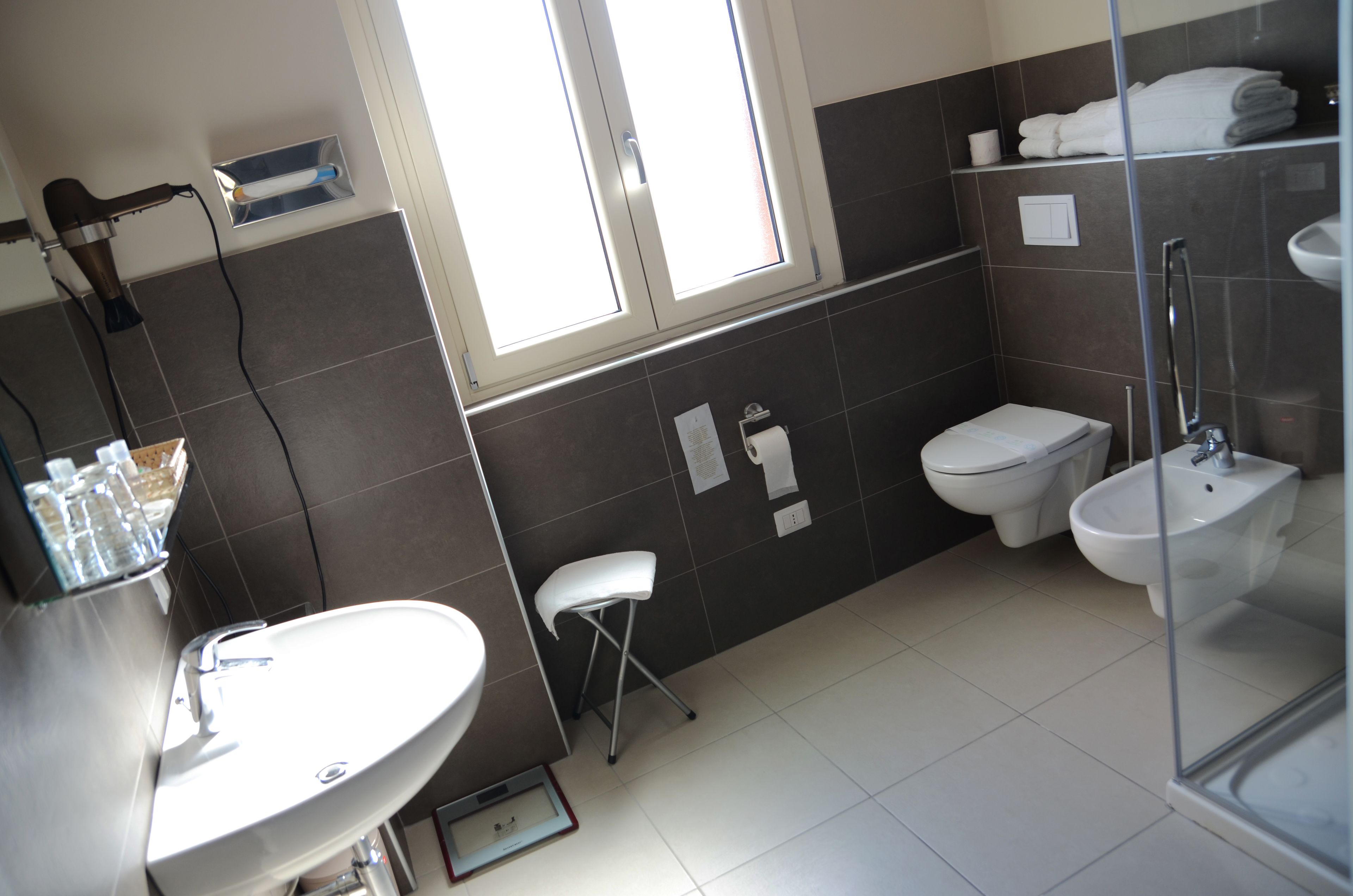 shower, free toiletries, hair dryer, towels