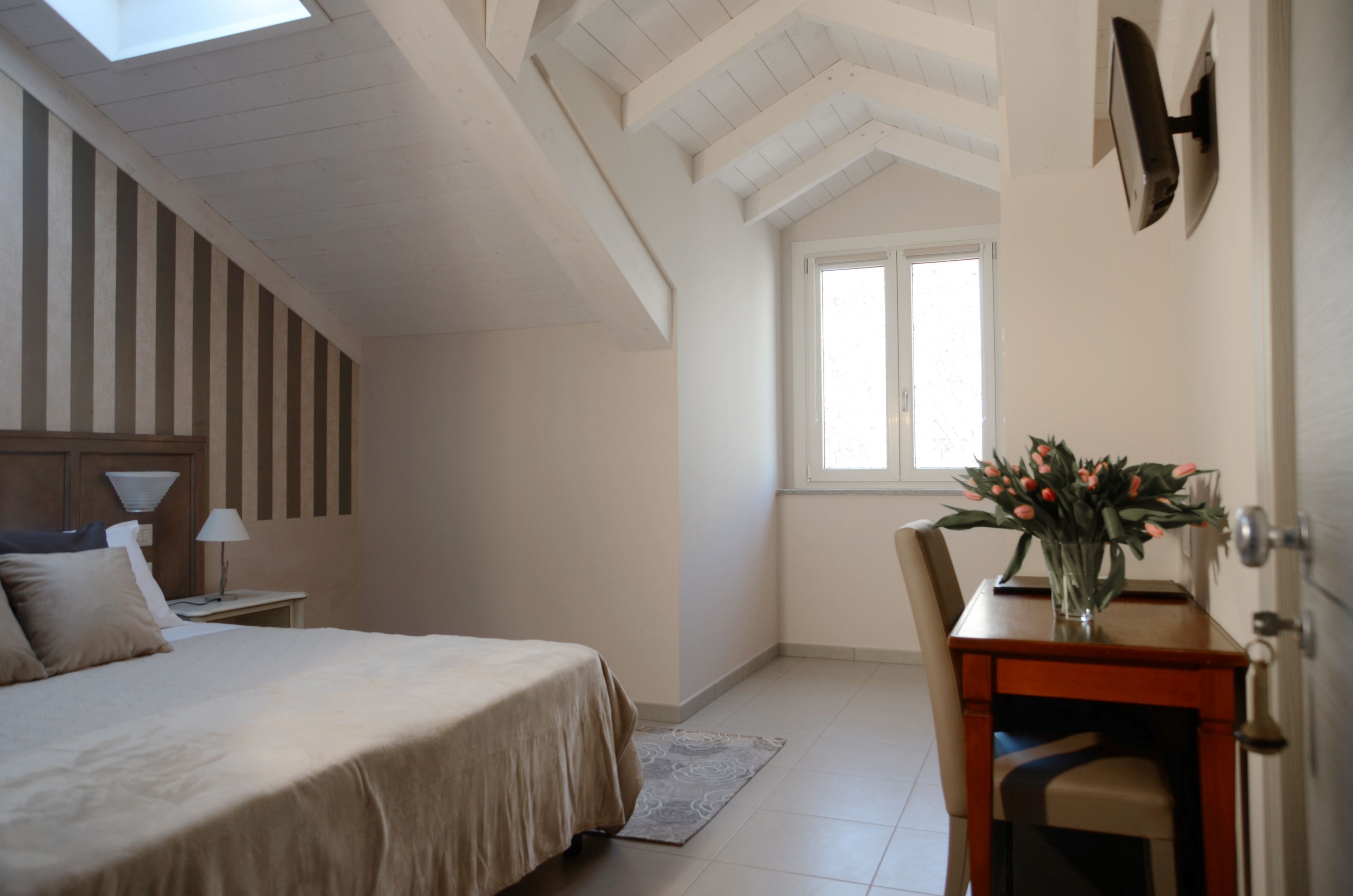 suitetripla | hypo-allergenic bedding, in-room safe, desk, laptop workspace