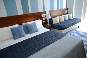 Hypo-allergenic bedding, in-room safe, desk, laptop workspace - Hotel Giulio Cesare (Turin)