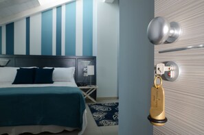 Hypo-allergenic bedding, in-room safe, desk, laptop workspace - Hotel Giulio Cesare (Turin)