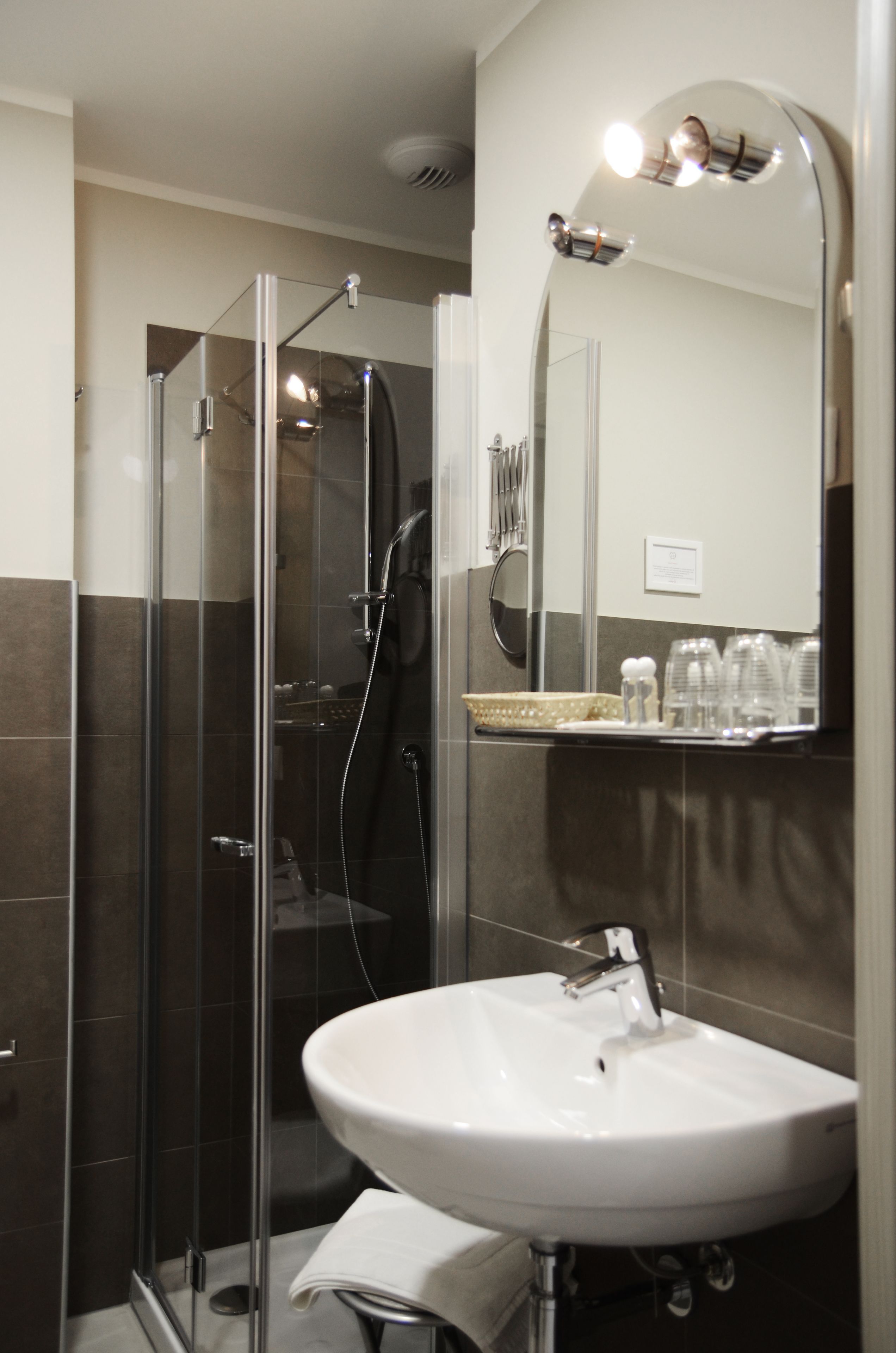 double room, private bathroom | bathroom | shower, free toiletries, hair dryer, towels