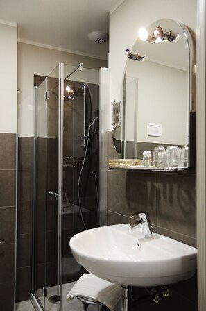 Camera doppia, bagno privato | Bagno | Doccia, set di cortesia gratuito, asciugacapelli, asciugamani